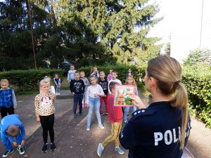 dzieci i policjantka