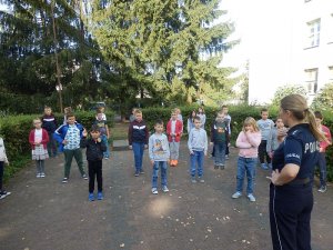 dzieci i policjantka