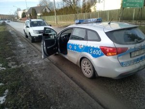 policjanci podczas kontroli pojazdu