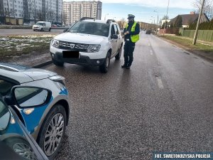 policjanci podczas kontroli pojazdu