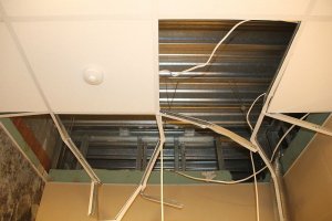 zniszczone pomieszczenie i zatrzymany mężczyzna