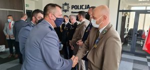 uczestnicy uroczystości wręczenia medali