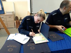 uczestnicy konkursu i policjanci