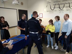 uczestnicy konkursu i policjanci