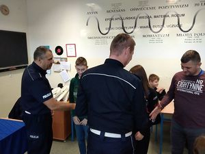 uczestnicy konkursu i policjanci