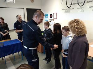 uczestnicy konkursu i policjanci