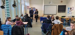 uczestnicy konkursu i policjanci