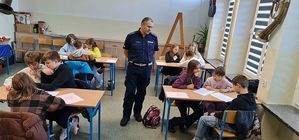 uczestnicy konkursu i policjanci