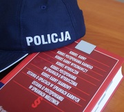 kodeks karny i czapka policyjna