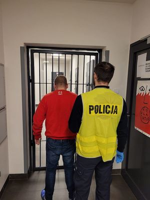 zatrzymany mężczyzna i policjant