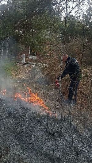 policjanci podczas gaszenia