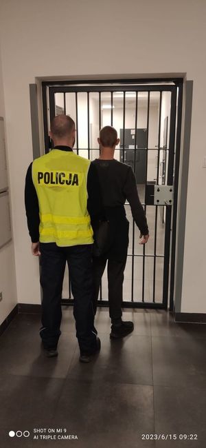 policjant z zatrzymanym