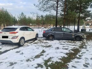 radiowóz nieoznakowany i pojazd audi