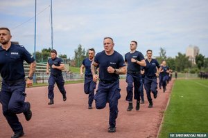 policjanci w trakcie biegu