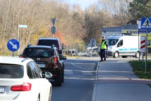 policjanci przed cmentarzem w skarżysku