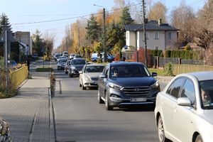 policjanci przed cmentarzem w skarżysku