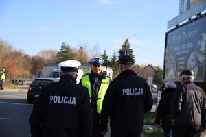 policjanci przed cmentarzem w skarżysku