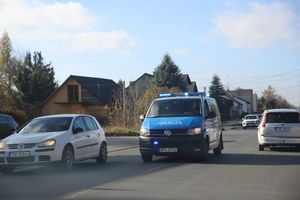 policjanci przed cmentarzem w skarżysku