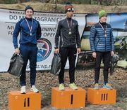 zawodnicy na podium