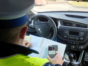 radiowóz i policjant