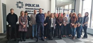 zdjęcie zastępcy komendanta z pracownikami cywilnymi skarżyskiej policji