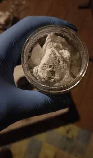 zdjęcie słoika z białą substancją