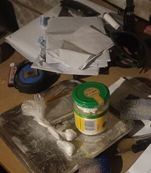 zdjęcie stolika z rzeczami