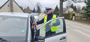 zdjęcie kontrolującego policjanta