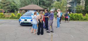 uczestnicy festynu, policjantka