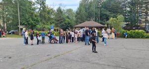uczestnicy festynu, policjantka