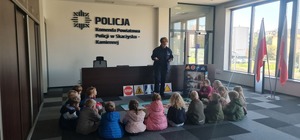 dzieci podczas spotkania z policjantką